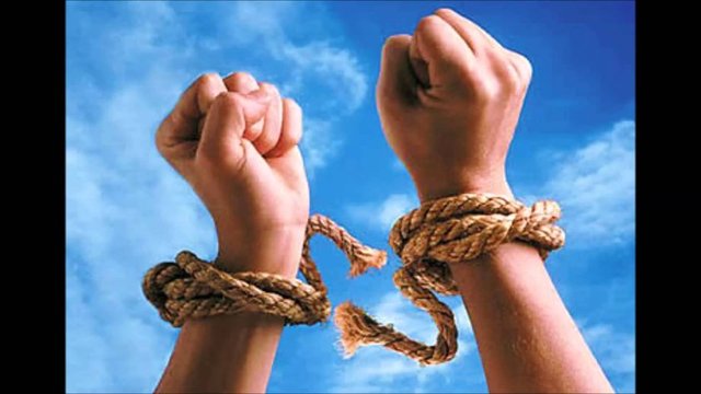 Bu kişilerde genellikle , nefes tıkanıklığı, hızlı nefes alıp verme, kalp ritmi bozukluğu, aşırı terleme, mide bulantısı ve endişe gibi semptomlar görülüyor.