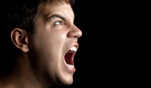 Tourette Sendromu, aynı şekilde tekrar tekrar meydana gelen istemsiz, hızlı, ani hareketler veya sesler içeren tiklerle karakterize edilen kalıtsal bir rahatsızlık olarak biliniyor.