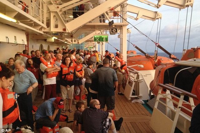 Gemi adamı, yolcusu veya gemideki herhangi biri Ebola belirtilerine sahipse, kaptanı veya sağlık görevlisini bu kişiyle ilgili uyarın.