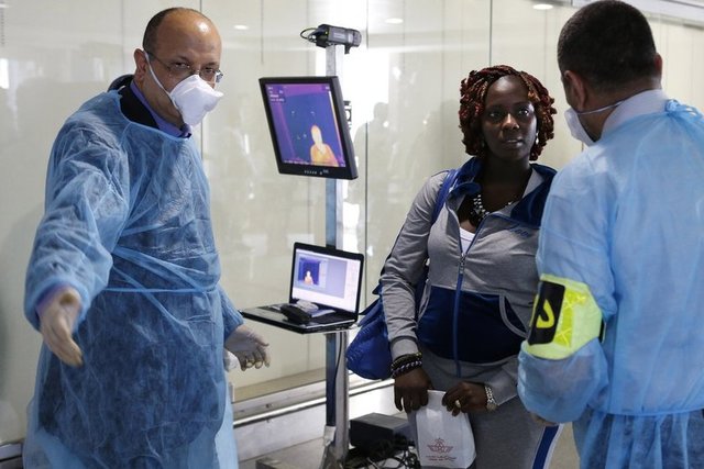 Ebola belirtileri gösteren herhangi biriyle direkt fiziksel temas kurmaktan kaçının.