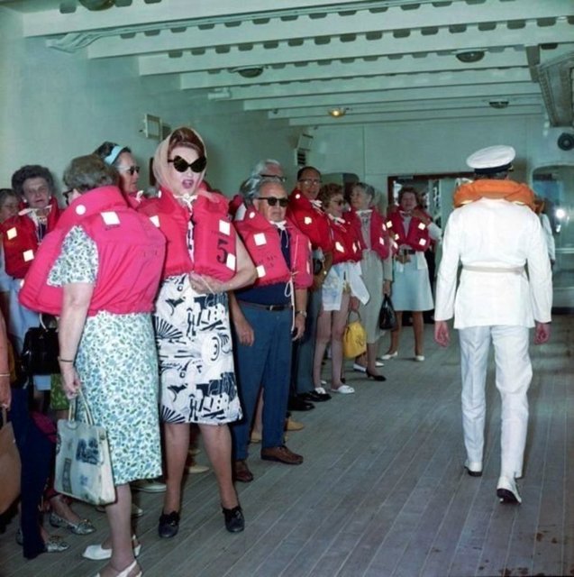 Eğer ateşiniz varsa ve Ebola belirtileri gösteriyorsanız, bu durumu derhal gemi kaptanına ya da sağlık memuruna bildirin.