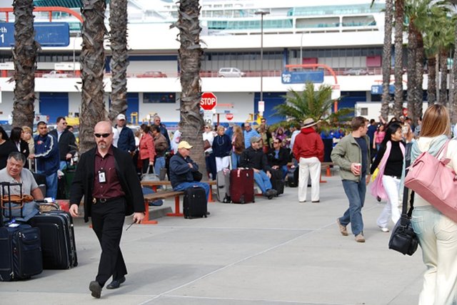 Ebola nedeniyle hayatını kaybeden kişinin bedenine dokunmayın.
