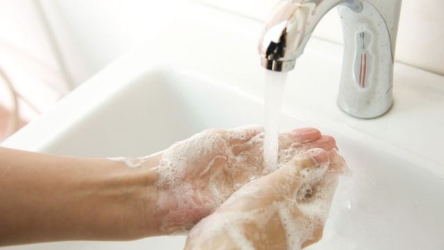 Gün boyunca alkollü bez kullanın. Elleriniz görünür şekilde kirli ise sabun ve su kullanın. -