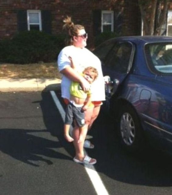 Çocuklarını taşıma biçimlerinden dolayı eleştiri alan ebeveynler hem güldürüyor hem de kızdırıyor.