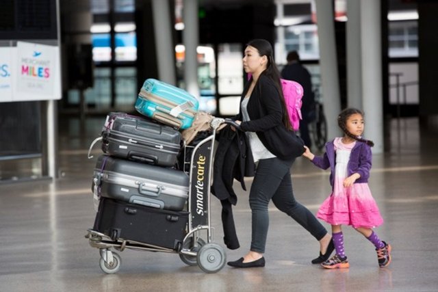 10. Uçak yolculukları sırasında öncelikli biniş hakkı küçük çocuklu aile olmanın faydalarından biri.