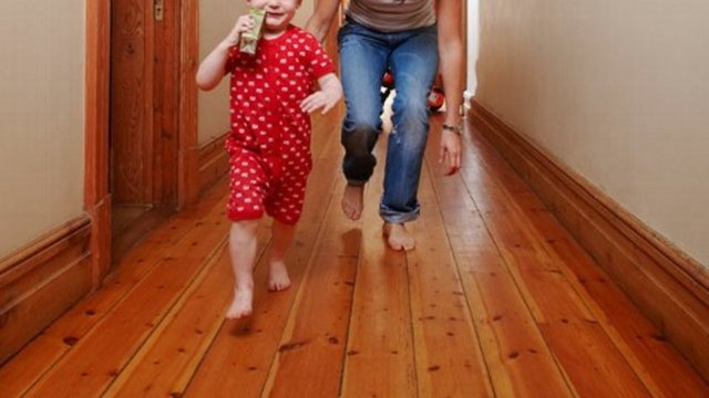 4. Bebeğinizin peşinden koştururken ya da onu sakinleştirmeye çalışırken partnerinizin daha önce hiç görmediğiniz hoşunuza gidecek yeni bir yüzünü keşfedeceksiniz.