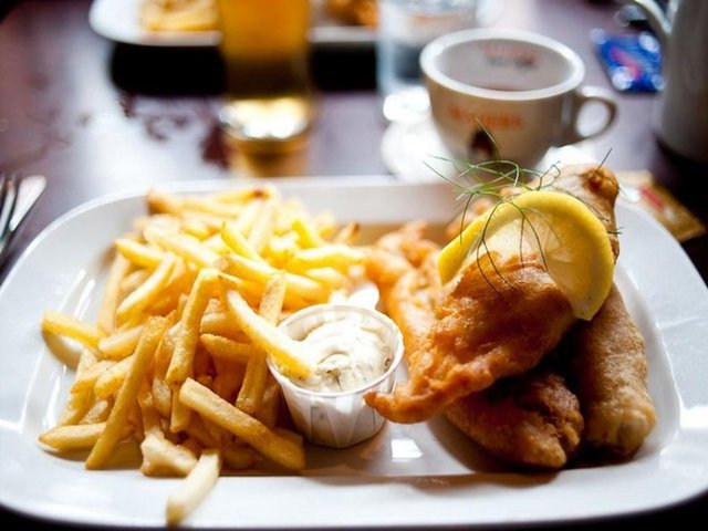 31. Kızarmış balık ve patates (İngiltere)