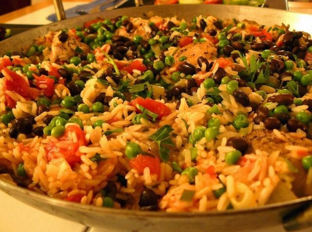 37. Tavuklu, sebzeli, siyah fasulyeli pilav yemek (Küba)