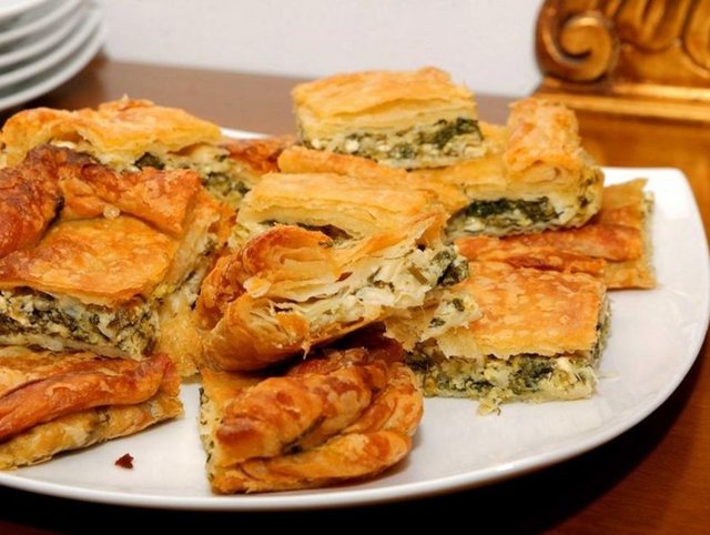 32. Spanakopita - Girit mutfağına ait bir aperatif olan ıspanaklı börek (Yunanistan)