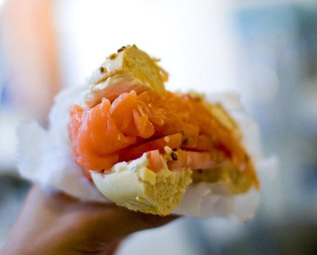 38. H&H ve Ess-A-Bagel'de NY stili peynirli soğanlı baget yemek (New York, ABD)