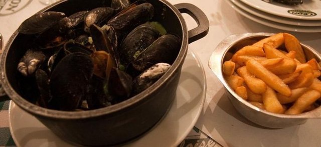 34. Belçika usulü bir kova dolusu soslu midye (Belçika)