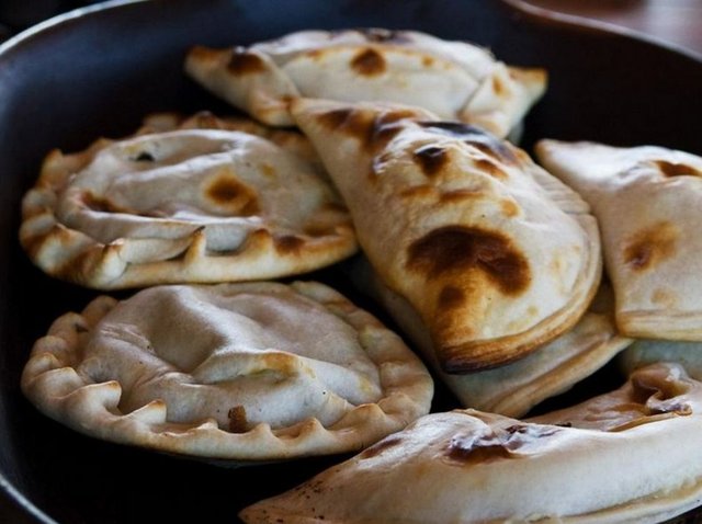 20. Dana eti, soğan, deniz ürünü ile doldurulmuş hamurişi çeşidi olan Empanada (Şili)