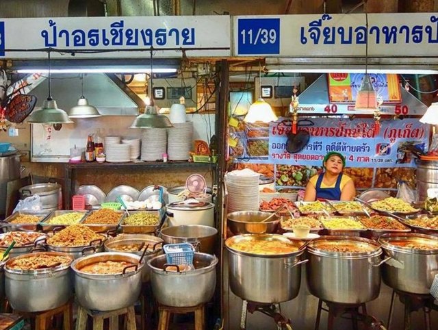 42. Sokak tezgahlarındak yöresel lezzetler (Tayland)