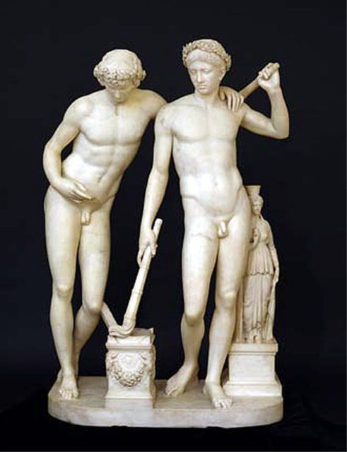 Ancak kızlar nişanlıdır ve onları kaçırırken çıkan kavgada Castor ölür. Kardeşini çok seven ve onun ölümüne katlanamyan Pollux, babası Zeus'tan onu tekrar diriltmesini ister. İki kardeşin birbirlerine olan sevgisi Zeus'u duygulandırır ve