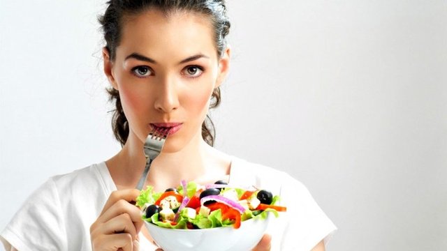 Hele güzel bir yemekte masaya oturup rejim münasebetiyle sadece salata ısmarlayıp başkalarının yemeğini tırtıklamak çok anti-seksi!