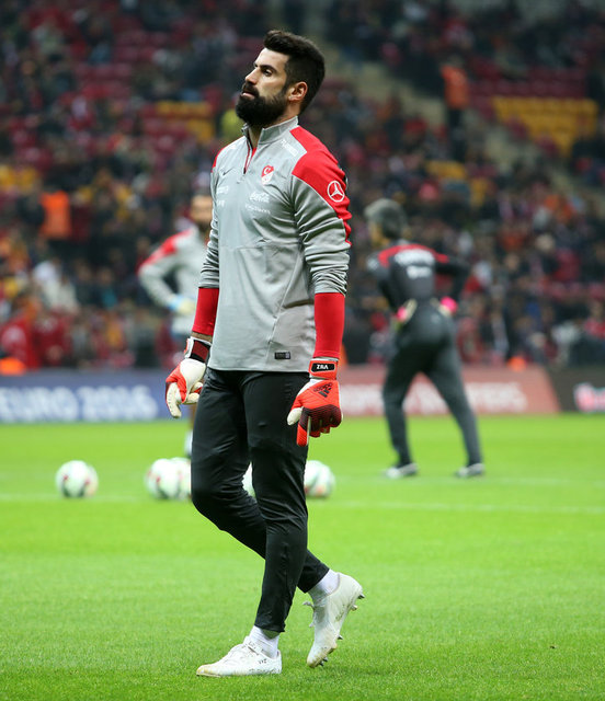 - Volkan Demirel'e veya başka bir futbolcuya takımı rengi ne olursa olsun bu tür hareketler yapılmamalıdır
