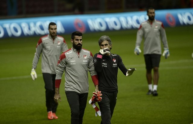 - Volkan Demirel'e yapılan terbiyesizliktir.Sevmezsin ama saygı duyacaksınız. Milli takım kalecisine bunu yapanlar Türklükten bahsetmesin!!!