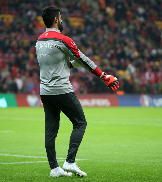 - umarım bi gün stadı terkettiğin gibi futbolu da terkedersin