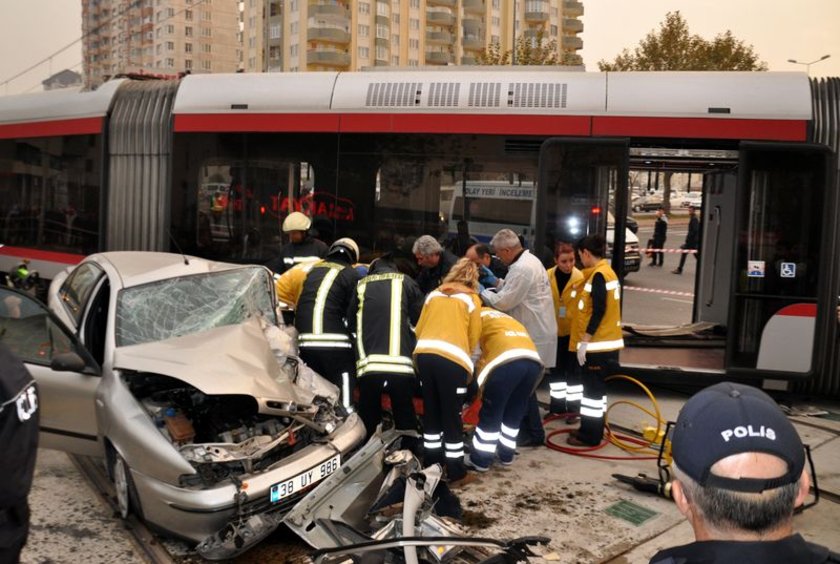 kayseri de arac tramvaya carpti kayseri de tramvaya carpan arac surucusu oldu son dakika haberleri