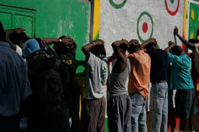 Jamacian Posse -  - Yüksek güçte saldırı tüfekleri kullanmasıyla tanınmasının yanı sıra örgüt, ada hükümetiyle de güçlü bağlantılara sahip ve ütü, kasap bıçağı, vakumlu süpürge gibi şeyler kullanarak ritüelleşmiş öldürme vakalarıyla büyük korku salıyor.