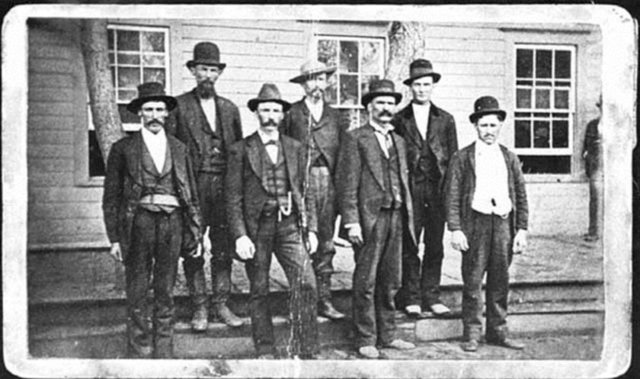 Şiddetin çok benimsenmediği başka bir çete olan James-Younger'ın en iyi yaptığı iş para çalmaktı.