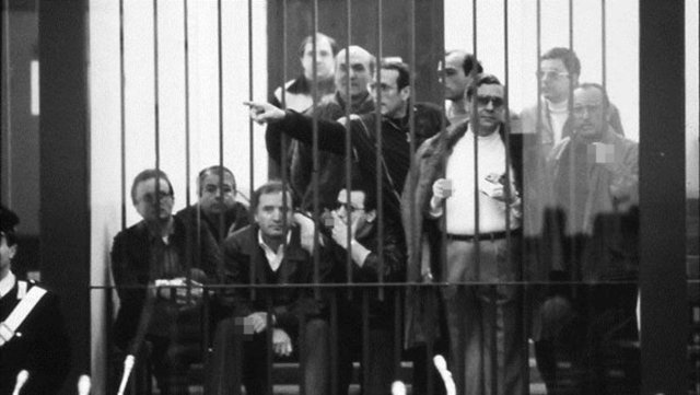 Çete içerisinde çok sert ve acımasız kurallar vardır. Eğer bir çete üyesi kuralları çiğnerse, cezası ölümdür ve bu ölüm yakınları tarafından gerçekleştirilir.