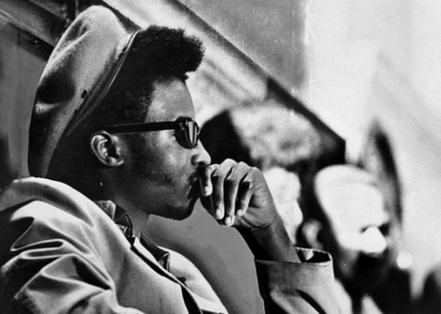 Almighty Black P. Stone Nation -  - Ağır İslami etkiler taşıyan Chicago sokak çetesidir. Lideri Abdullah Malik -asıl ismi Jeff Fort-, Muammer Kaddafi ile çeşitli vesilelerle tanışmış ve yakın ilişkileri vardı.