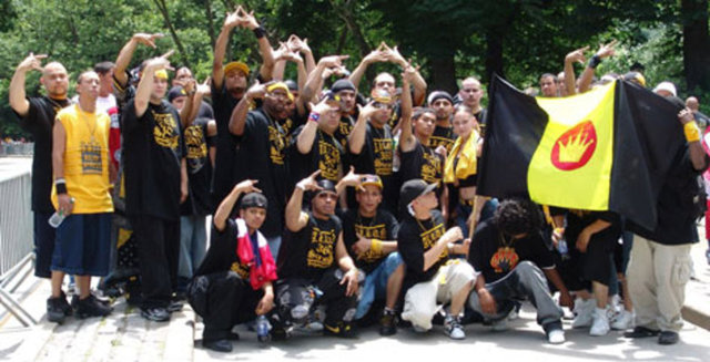 Bununla birlikte Marksizm, Konfiçyanizm ve Hristiyan öğretilerinden de faydalanan çete, diğer çeteler kadar şiddet içerikli değildir. Eşitliğin ön planda olduğu bu çetede, kiralık katillik yaparak kazanılan paralar eşit şekilde çete üyelerine dağıtılıyor.