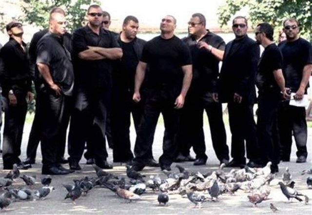 Çok küresel bir çete olmakla birlikte, Rusya'da iş yapmak isteyen herkesten karlarının yüzde 20'sini almak üzere anlaşma yapıyorlar.