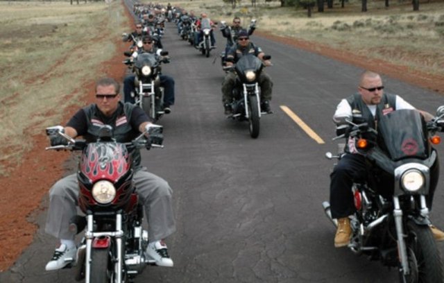 Onların savunduğu tez, şiddetin ve kanunsuzluğun bir yaşam mirası olduğu ve parayı, yaşam stillerini sürdürmek için bir araç olarak kullandıklarıdır.