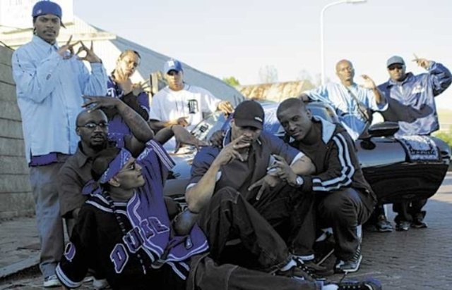 Kendilerini tanımlamak için mavi rengi kullanmaları ve şiddete olan sempatileri. Hatta o kadar şiddet dolular ki, çete üyelerinin ölüm ve yaralanma hadiselerinin çoğu, yine çete içerisindeki kavgalardan meydana gelmektedir.