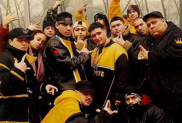 Latin Krallar -  - Genel kanı, Latin Kings´in dünyadaki en organize Latin çetesi olduğu yönünde. Diğer çetelerden ayrılan belli başlı özellikleri olan bu çetenin, çok detaylı bir anayasası bulunmaktadır.