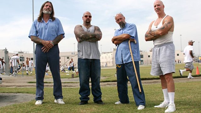 Mottoları 'kan içeri, kan dışarı'dır. Anlamı eğer bir çeteye girmek istiyorsan kan dökmek zorundasın ve o çete senin hayatındır, tek çıkış yolun ise ölümdür. Gerçekten de dedikleri gibi çeteden ayrılmak istersen, genelde ölerek çıkabilirsin.