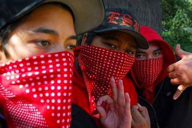 Bloods -  - Kırmızı giyinmeleri ve en büyük düşmanlarının Crips olmasıyla bilinen bu çete, aslında Crips çetesinin içinde bir grup olarak kuruldu.