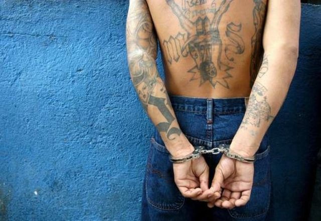 Sebepsiz yere ortaya çıkan şiddet eylemleriyle bilinen bu çete, kadın ve çocuklara karşı bile yaptıkları vahşice cinayetlerle korku salmıştır.