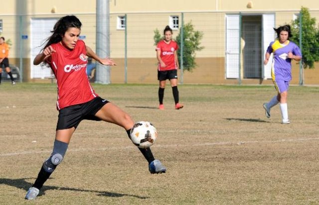 Maçta serbest vuruş kullanan, ikili mücadelelerde de zor anlar yaşayan Serenay, karşılaşmanın bitiş düdüğüyle takımının galibiyetini ve bu sezon attığı ilk golün sevincini soyunma odasında arkadaşlarıyla paylaştı.