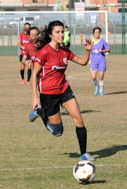 Güzel oyuncu, orta hakem santrayı gösterince yarım kalan sevincini doyasıya yaşadı.