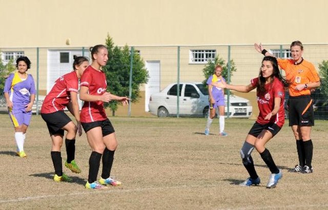 "Bu sezon ilk golünü attım. Golü attığımda hakem vermedi sandım, kızdım. Orada bacağım ağrıyarak oynuyorum, golüm verilmeyince çok sinirlendim ama sonradan golü verdi" dedi. DHA