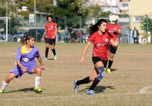 cu dakikada Eda'nın, 77'nci dakikada Esra'nın golüyle skoru 5-1 yaptı. Maçın bitimine 4 dakika kala takım arkadaşının gönderdiği pasla ceza alanı sol köşesinde topla buluşan Serenay, topu rakip oyuncunun üzerinden aşırtarak, şutunu çekti.