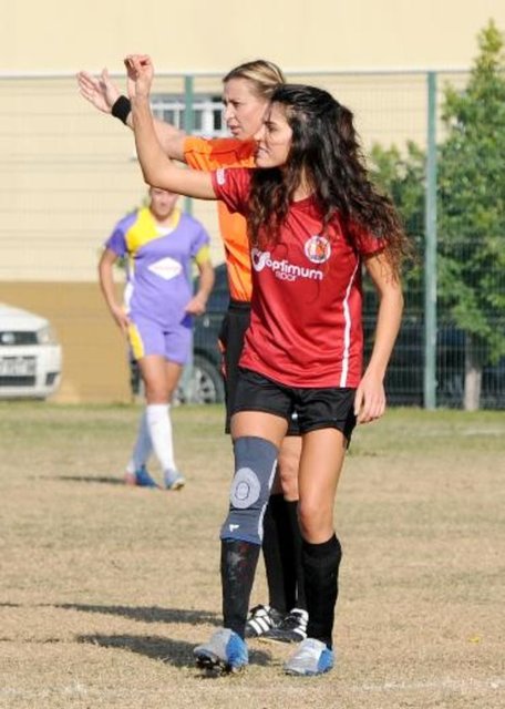 Kadınlar Futbolu 2'nci Ligi'nin dördüncü haftasında 1207 Antalya Muratpaşa Belediyespor, Zeytinköy 4 No'lu Saha'da oynanan maçta Kayseri Gençler Birliği ile karşılaştı.