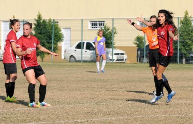 Direğe çarpan top, kale çizgisinin gerisine düşüp, yeniden oyun alanına döndü.