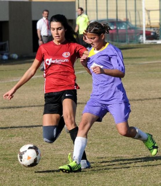 1207 Antalya Muratpaşa Belediyespor, 31'inci dakikada Esra'nın penaltı atışıyla maçın ilk yarısını 2-1 önde tamamladı.