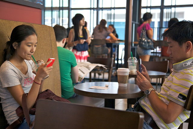 İnsanlara birebir iletişim kurma alışkanlığından uzaklaşmak sosyal ortamlarda başkalarıyla aynı ortamda bulunmak ve direkt iletişim kurmak gibi doğal davranışlarımızın zedelenmesine sebep oluyor.