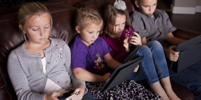 Sosyal medya hesapları üzerinde kurulan iletişim eğlence faktörüne dayalı olduğu için insanları anlamak yerine, deneyimlerimizin ve duygularımızın etkilerinin azalmasına sebep oluyor.