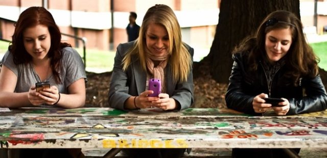 Davranış bilimi üzerine yapılan araştırmalara göre, akıllı telefonlar dikakt dağınıklığına, tatminkarsızlığa ve ani iletişim kurma gibi anlamsız isteklere yol açıyor.