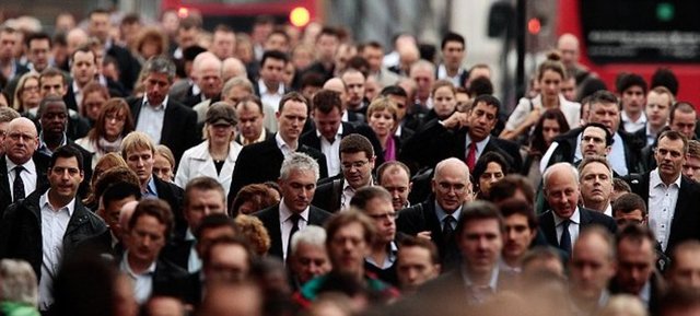 Araştırmacılar, katılımcılara omuzları düşük, kollarını oynatmadan ve kamburlarını çıkartarak yürümelerini söylediklerinde hızlı adımlarla yürüyenlere göre daha kötü ruh hallerine büründüklerini gözlemliyorlar.