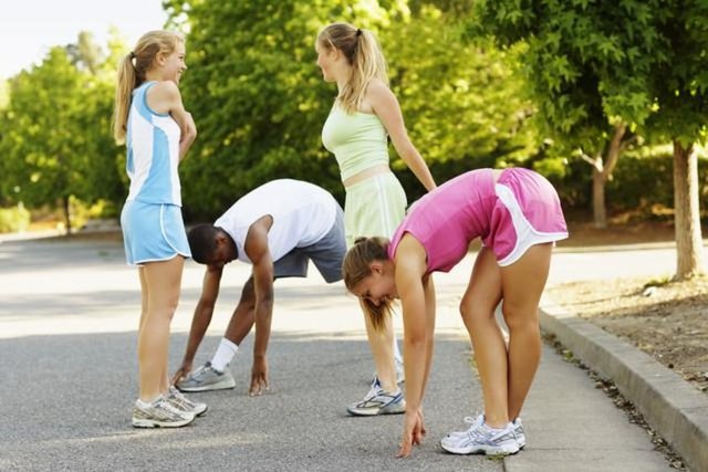 Gerçekleştireceğiniz fiziksel aktiviteler mutlaka spor kategorisine girmek zorunda değil. Kısa yürüyüşler ya da asansör yerine merdivenleri kullanmak bile zihninizi meşgul tutacaktır.