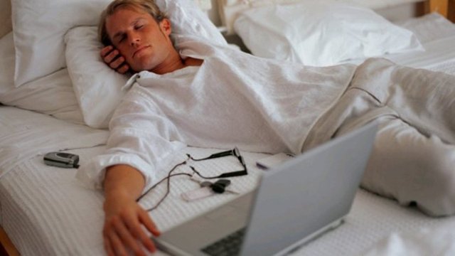 Teknolojik aletleri hayatınızdan çıkarma olanağınız olmadığına inanıyorsanız en azından haftada bir gün günün yarısını kendinize ayırın ve beyninizin yenilenmesine izin verin.