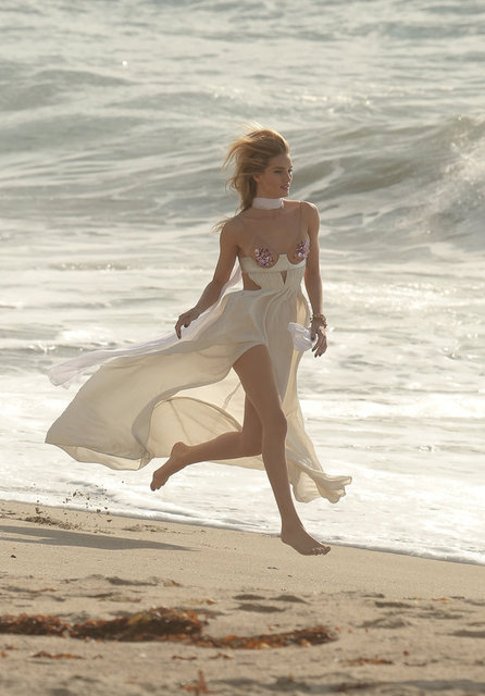27 yaşındaki Rosie Huntington Whiteley, geçen hafta sonu Malibu'da çekimde görüntülendi.