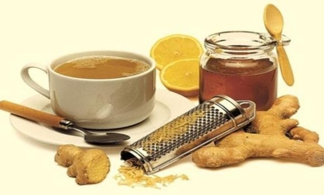 2 adet taze sıkılmış limon, 1 mandalina ve 1/2 portakal kabuğu, bir miktar yaş zencefil, 1/2 çay kaşığı tane karabiber ve 1-2 çay kaşığı bal.